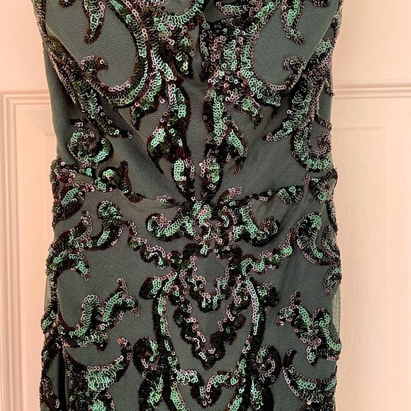 Absolutely stunning emerald gown with sequins - Picture 2 of 7